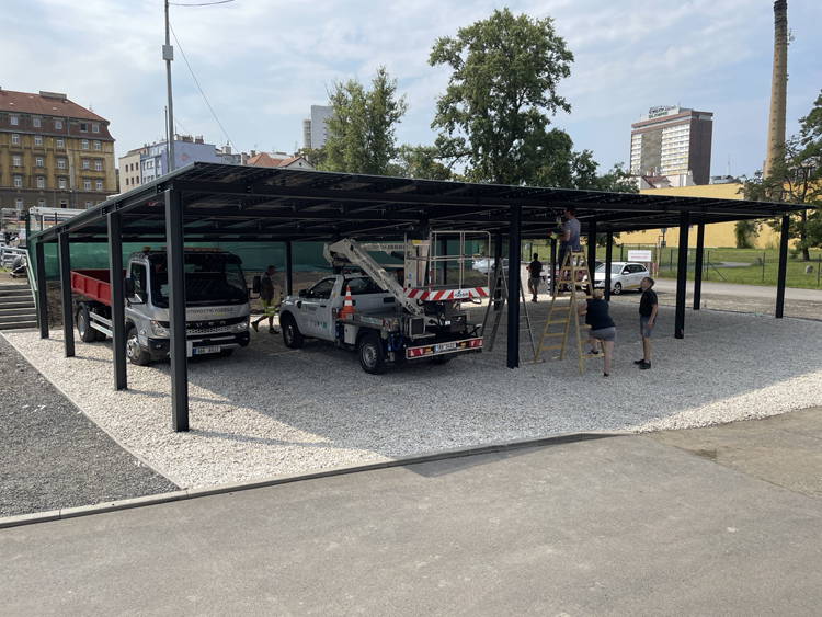 P��st�e�ek s fotovoltaikou